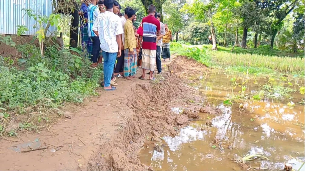 দুর্গাপুরে জোর করে কেটে ফেললো চলাচলের রাস্তা, চরম দুর্ভোগে জনসাধারণ
