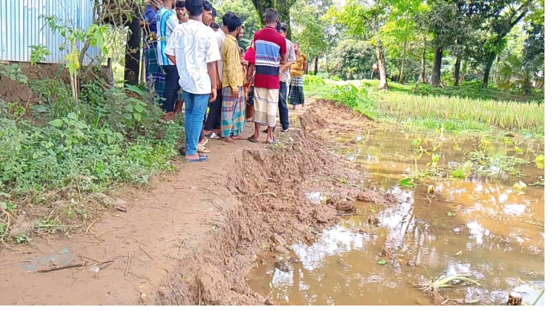 দুর্গাপুরে জোর করে কেটে ফেললো চলাচলের রাস্তা, চরম দুর্ভোগে জনসাধারণ
